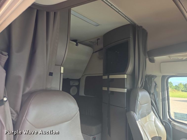 image for item EB1032 2014 Volvo VNL semi truck