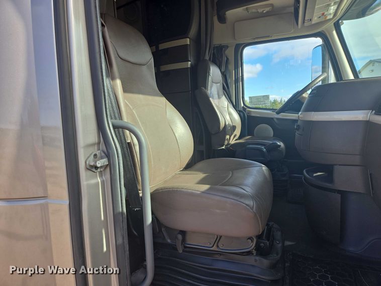 image for item EB1032 2014 Volvo VNL semi truck