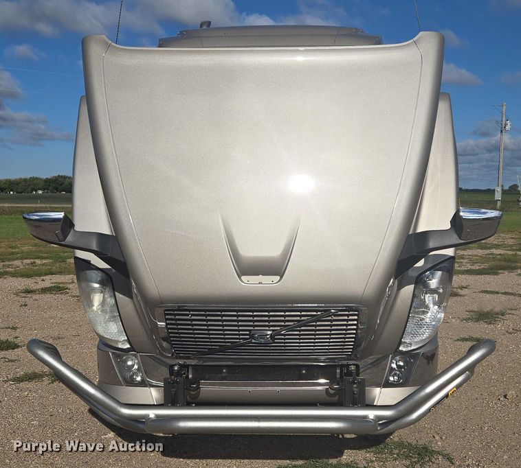 image for item EB1032 2014 Volvo VNL semi truck