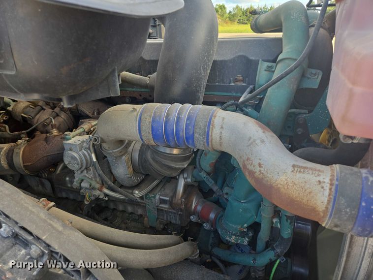 image for item EB1032 2014 Volvo VNL semi truck