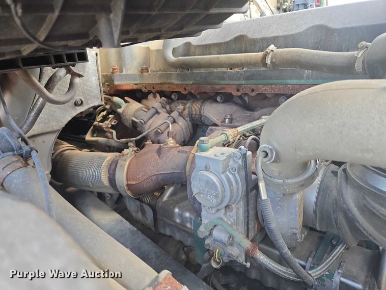 image for item EB1032 2014 Volvo VNL semi truck