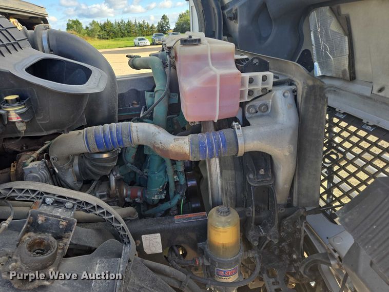 image for item EB1032 2014 Volvo VNL semi truck