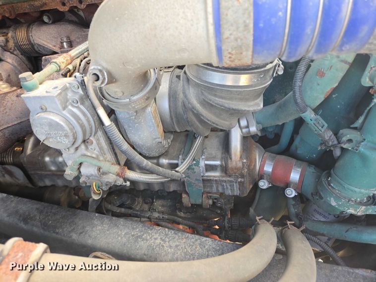 image for item EB1032 2014 Volvo VNL semi truck