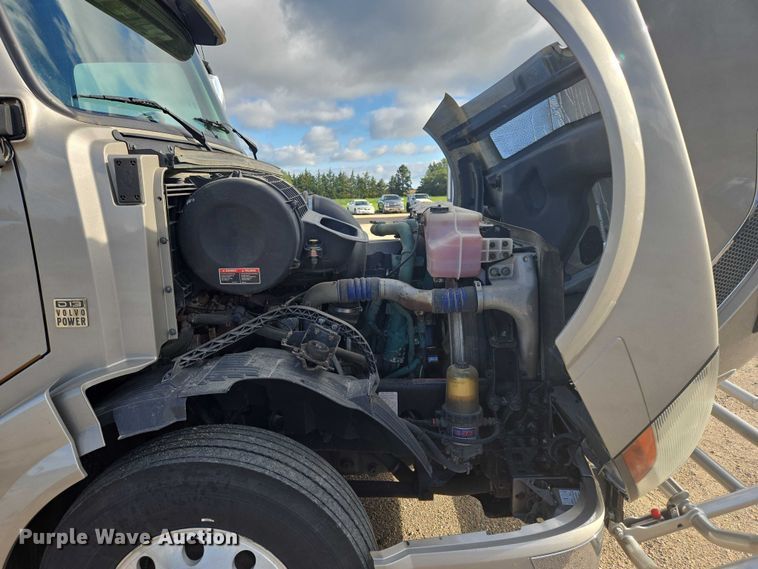 image for item EB1032 2014 Volvo VNL semi truck