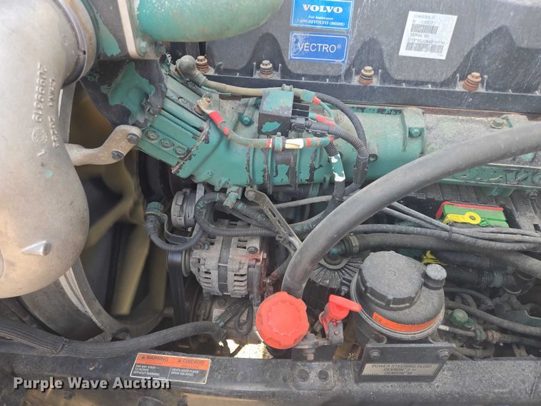 image for item EB1032 2014 Volvo VNL semi truck