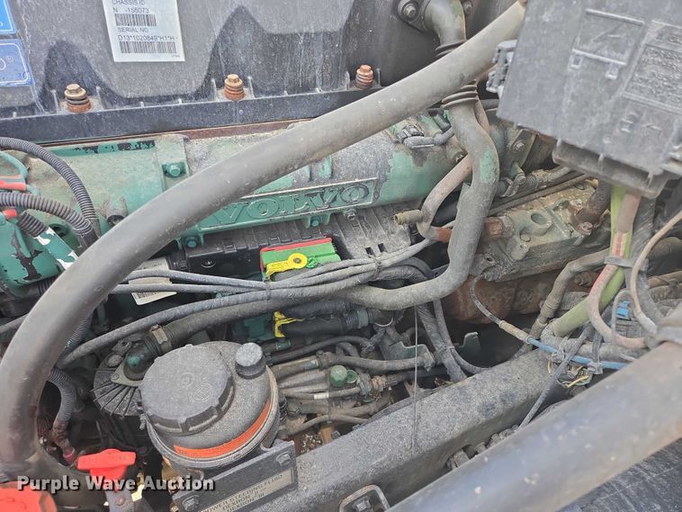 image for item EB1032 2014 Volvo VNL semi truck