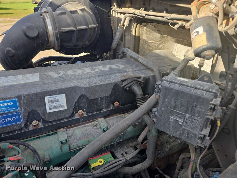 image for item EB1032 2014 Volvo VNL semi truck