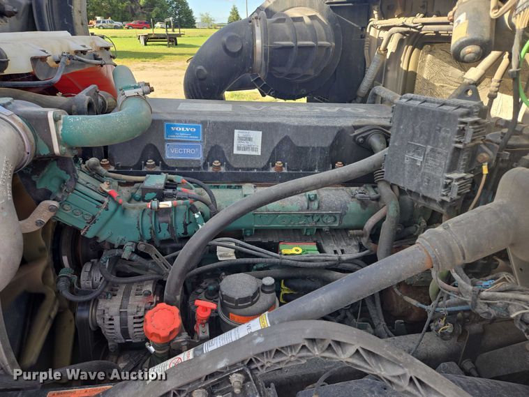 image for item EB1032 2014 Volvo VNL semi truck