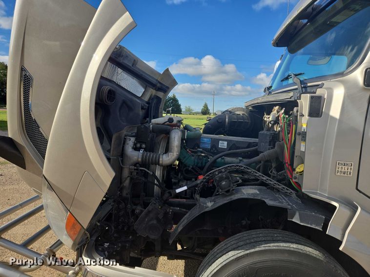 image for item EB1032 2014 Volvo VNL semi truck