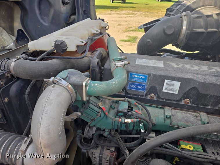 image for item EB1032 2014 Volvo VNL semi truck