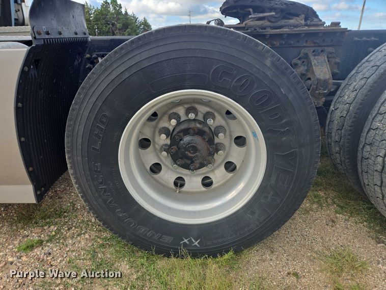 image for item EB1032 2014 Volvo VNL semi truck