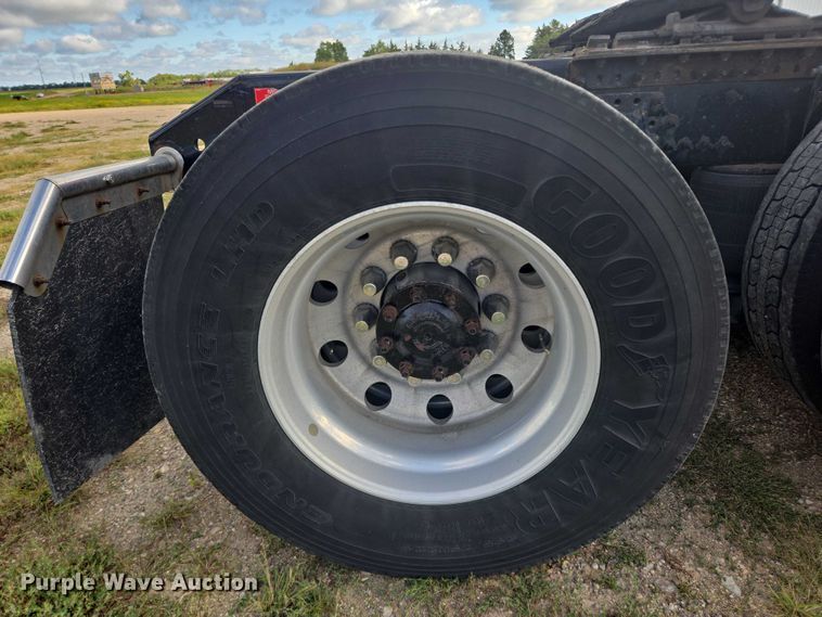 image for item EB1032 2014 Volvo VNL semi truck