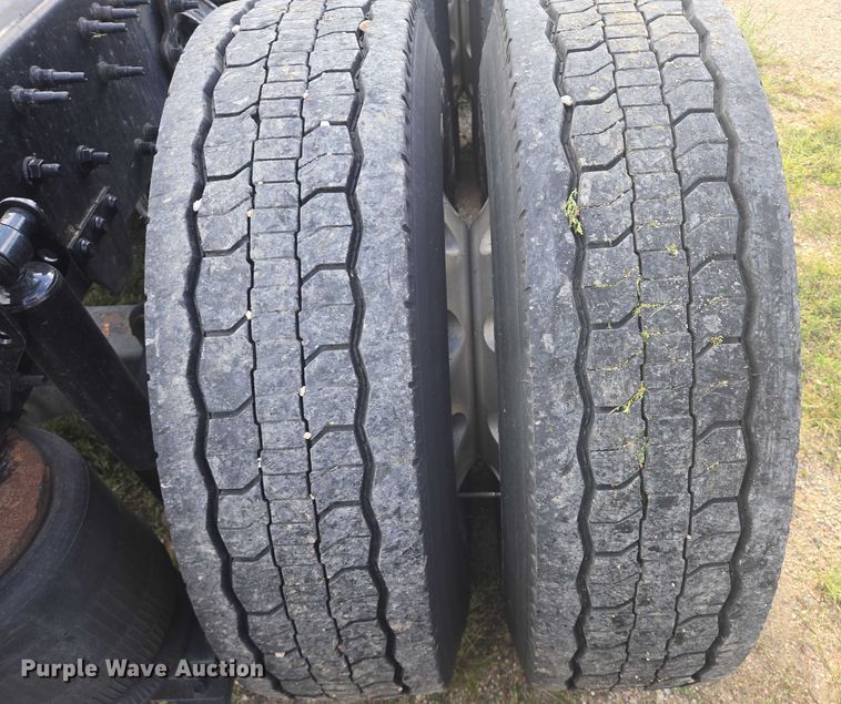 image for item EB1032 2014 Volvo VNL semi truck