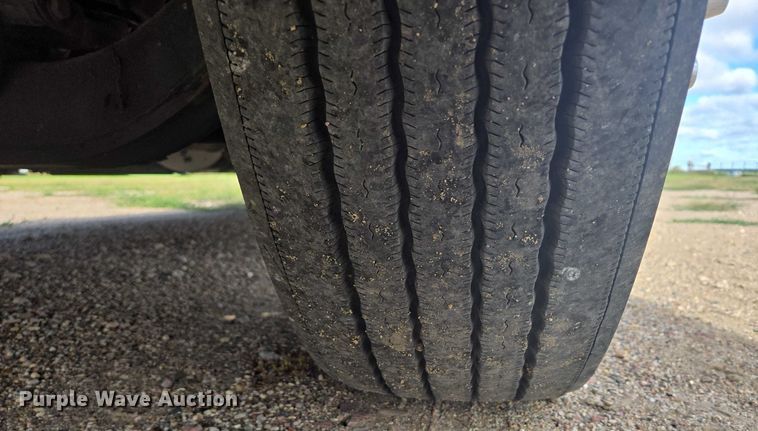 image for item EB1032 2014 Volvo VNL semi truck