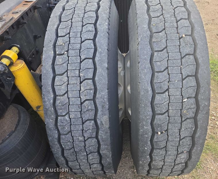 image for item EB1032 2014 Volvo VNL semi truck