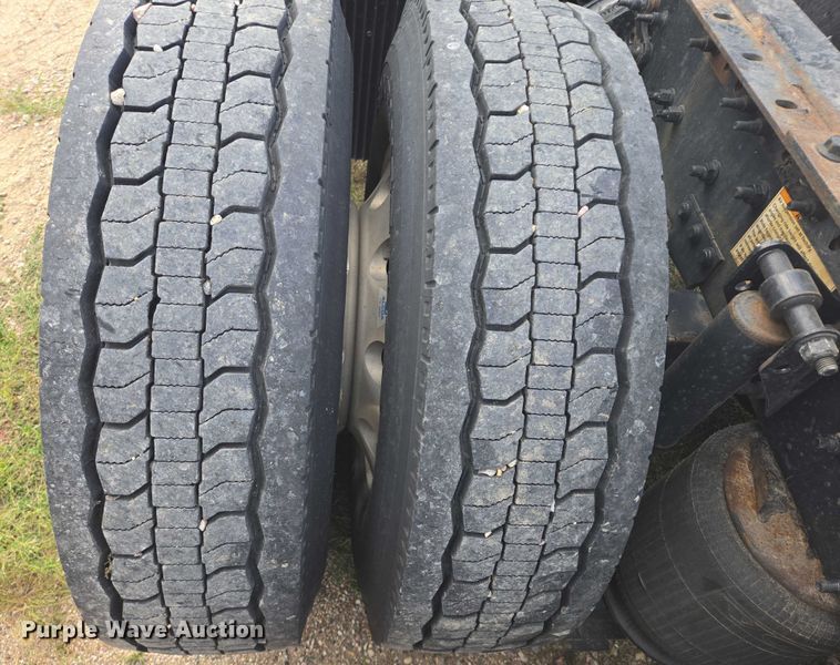 image for item EB1032 2014 Volvo VNL semi truck