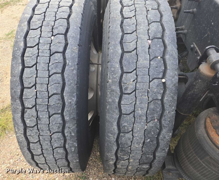 image for item EB1032 2014 Volvo VNL semi truck