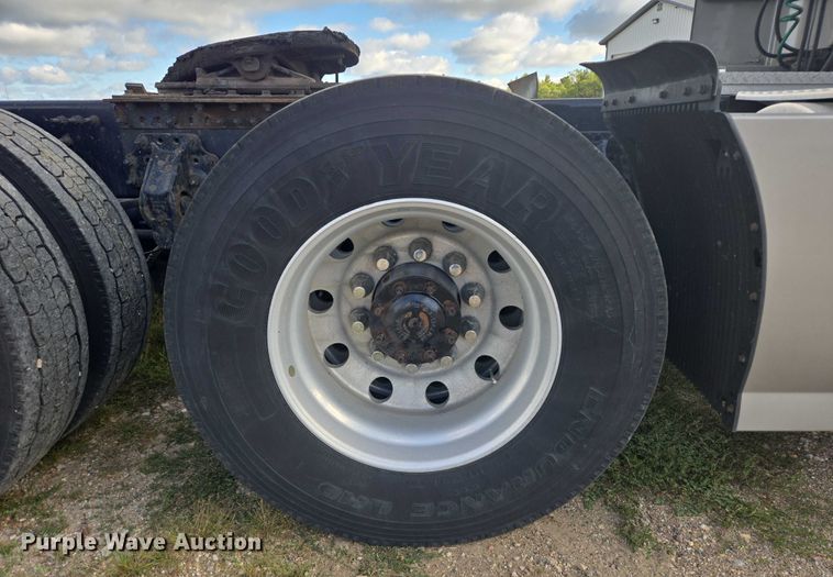 image for item EB1032 2014 Volvo VNL semi truck