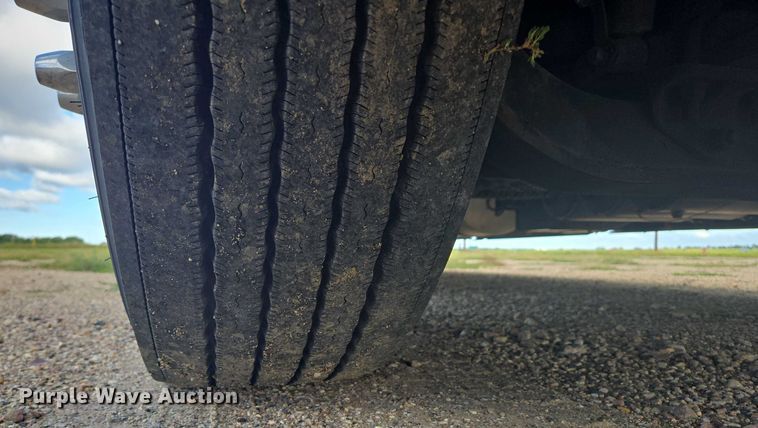 image for item EB1032 2014 Volvo VNL semi truck