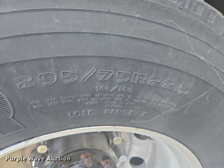 image for item EB1032 2014 Volvo VNL semi truck