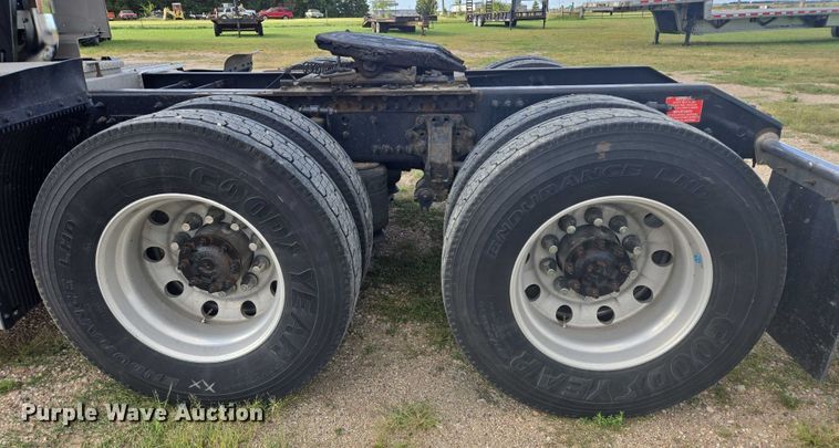 image for item EB1032 2014 Volvo VNL semi truck