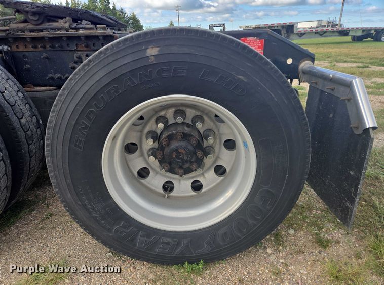 image for item EB1032 2014 Volvo VNL semi truck