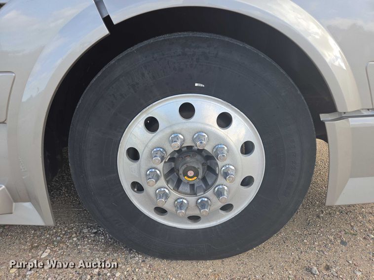 image for item EB1032 2014 Volvo VNL semi truck