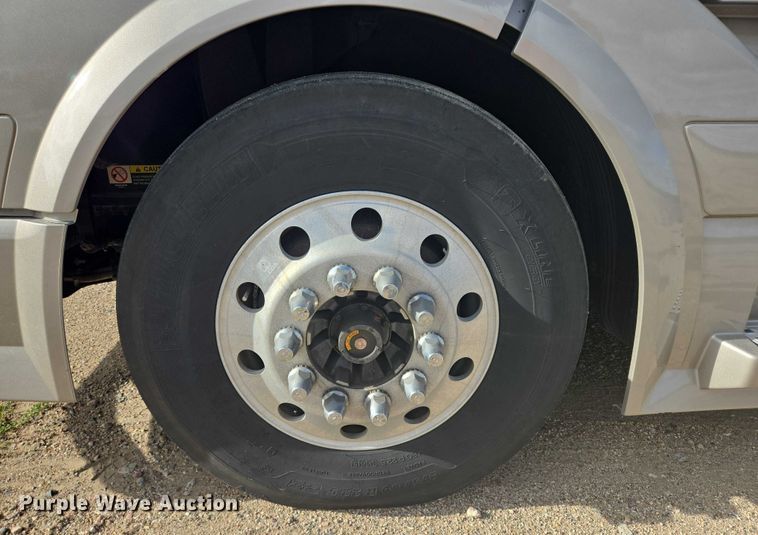 image for item EB1032 2014 Volvo VNL semi truck