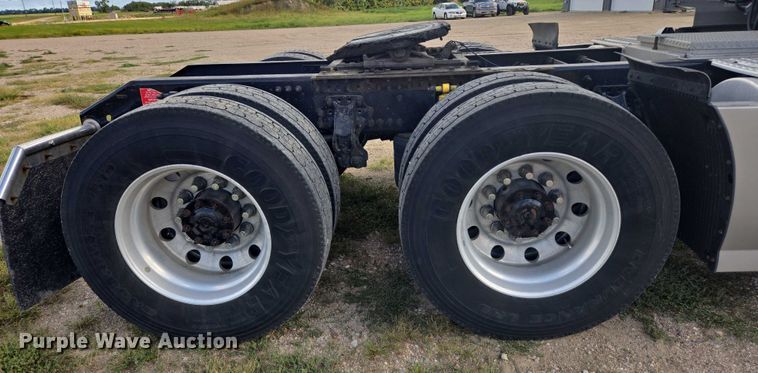 image for item EB1032 2014 Volvo VNL semi truck