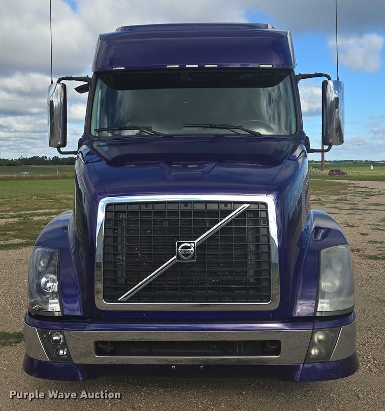image for item EB1033 2012 Volvo Truck VNL semi truck