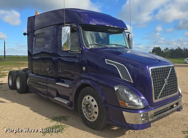 image for item EB1033 2012 Volvo Truck VNL semi truck