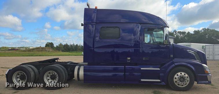 image for item EB1033 2012 Volvo Truck VNL semi truck