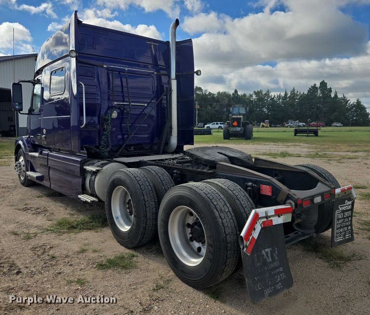 image for item EB1033 2012 Volvo Truck VNL semi truck