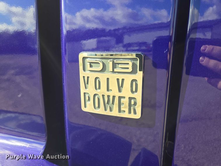 image for item EB1033 2012 Volvo Truck VNL semi truck