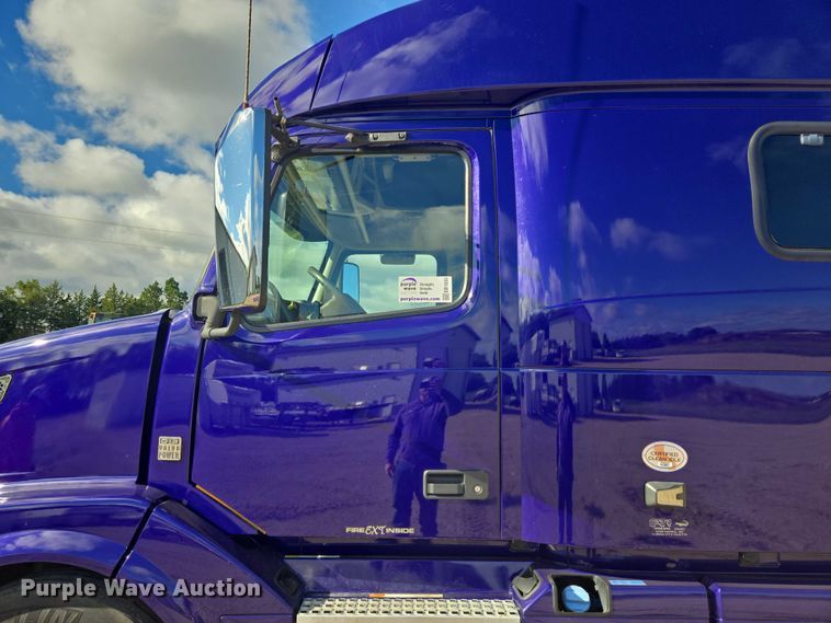 image for item EB1033 2012 Volvo Truck VNL semi truck