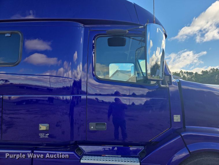 image for item EB1033 2012 Volvo Truck VNL semi truck