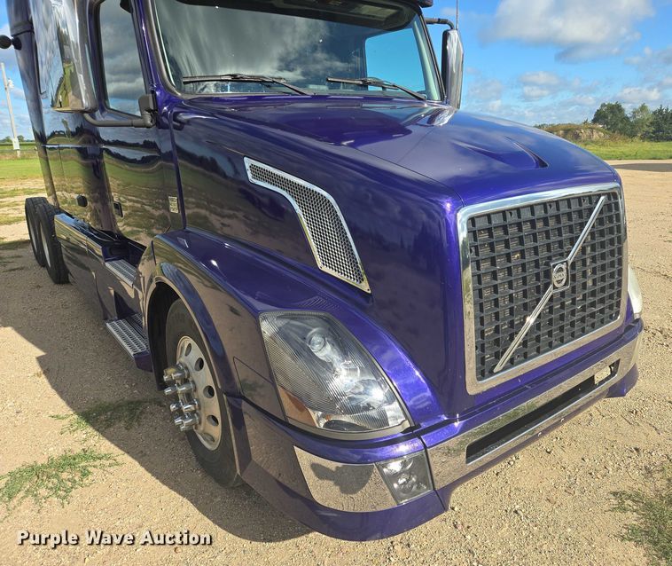 image for item EB1033 2012 Volvo Truck VNL semi truck