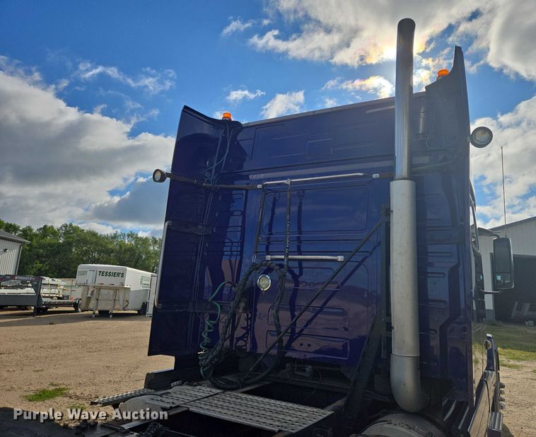 image for item EB1033 2012 Volvo Truck VNL semi truck