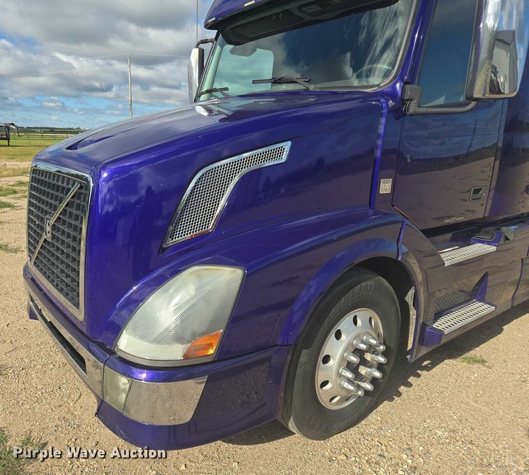 image for item EB1033 2012 Volvo Truck VNL semi truck
