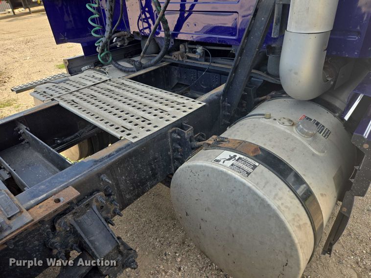 image for item EB1033 2012 Volvo Truck VNL semi truck