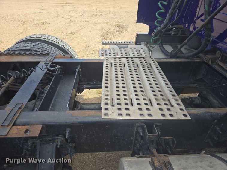 image for item EB1033 2012 Volvo Truck VNL semi truck