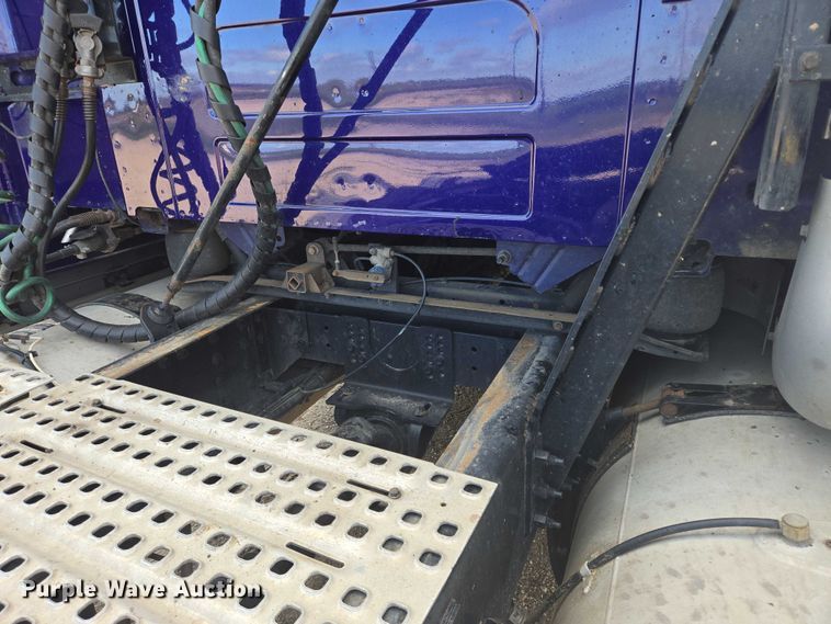 image for item EB1033 2012 Volvo Truck VNL semi truck