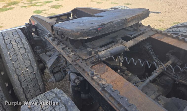 image for item EB1033 2012 Volvo Truck VNL semi truck