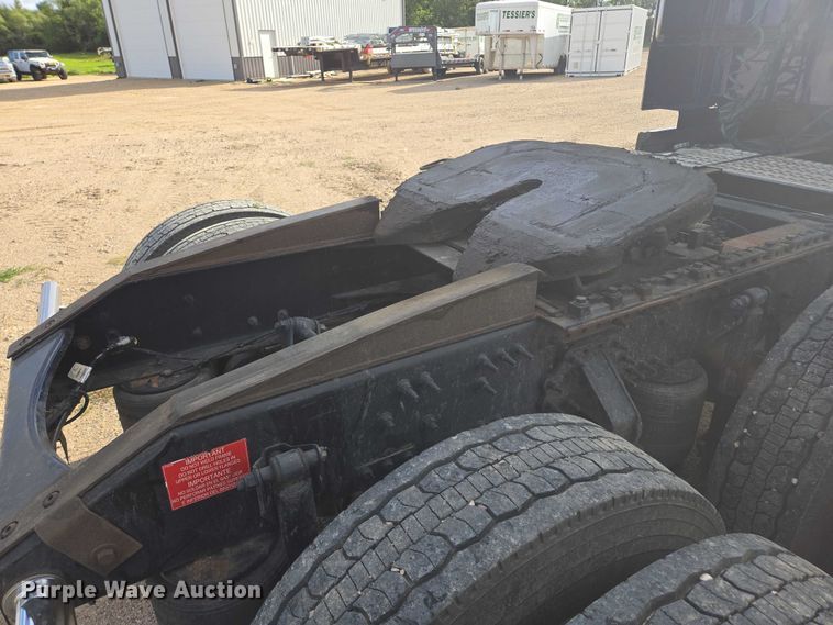 image for item EB1033 2012 Volvo Truck VNL semi truck