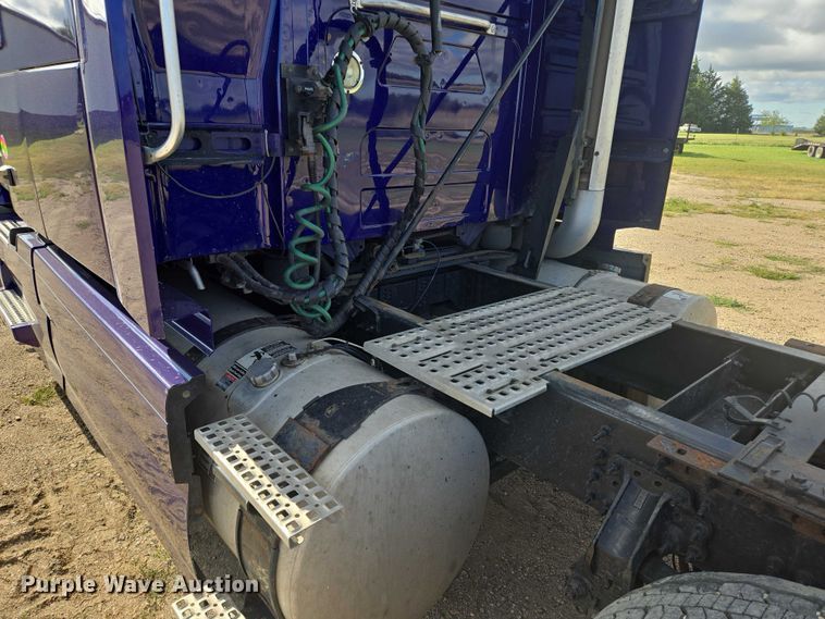 image for item EB1033 2012 Volvo Truck VNL semi truck