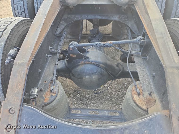 image for item EB1033 2012 Volvo Truck VNL semi truck