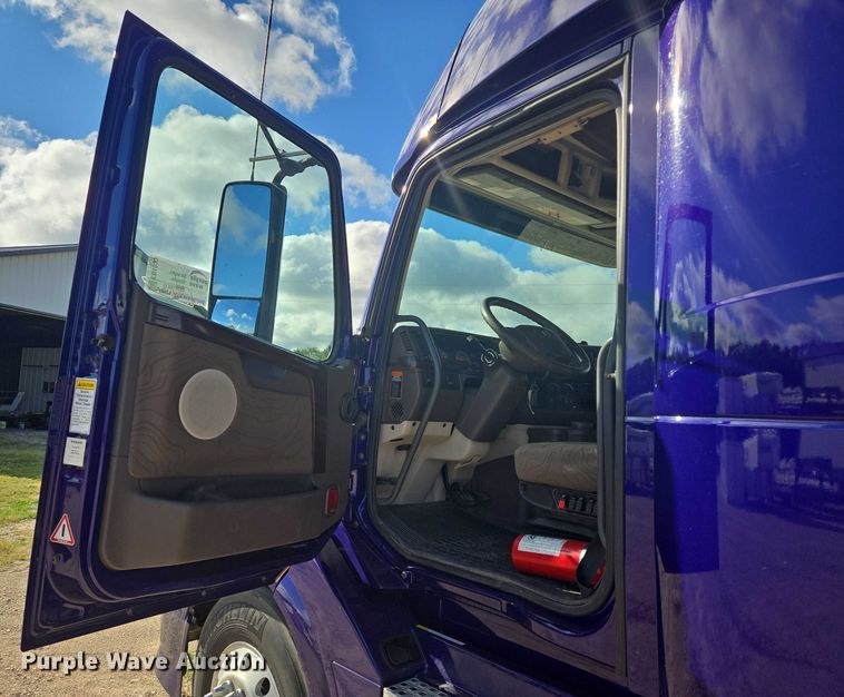 image for item EB1033 2012 Volvo Truck VNL semi truck