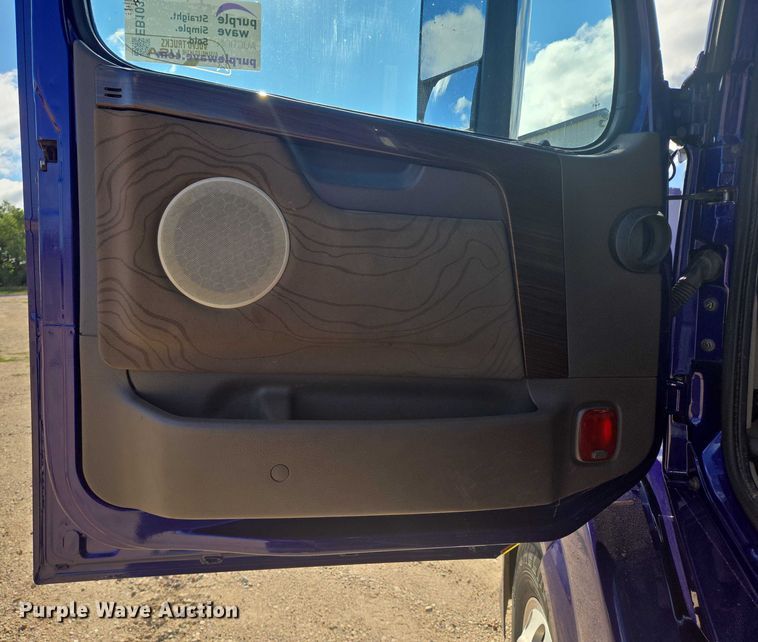 image for item EB1033 2012 Volvo Truck VNL semi truck