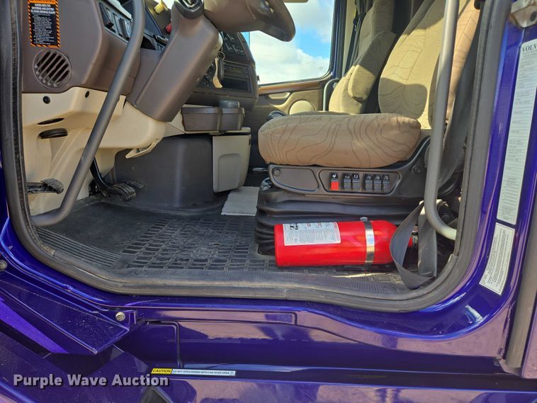 image for item EB1033 2012 Volvo Truck VNL semi truck