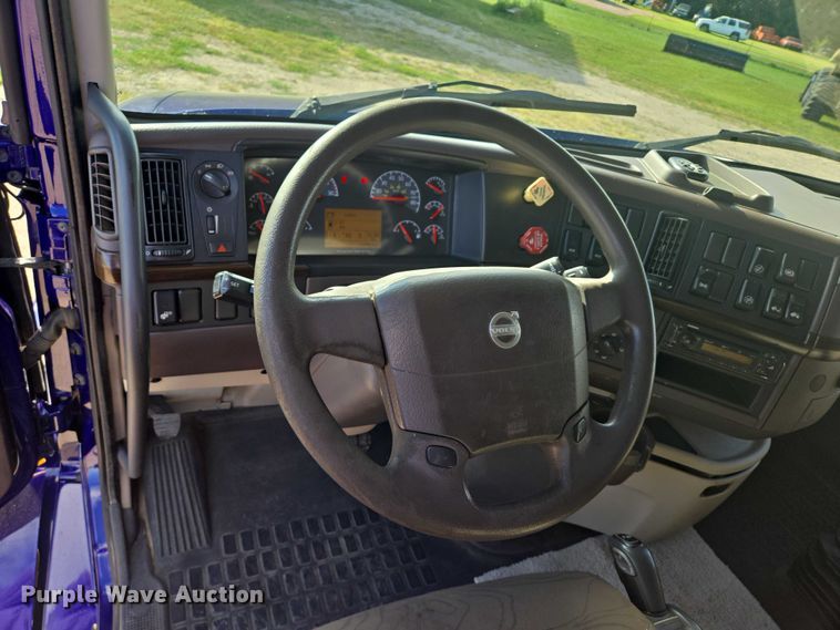 image for item EB1033 2012 Volvo Truck VNL semi truck